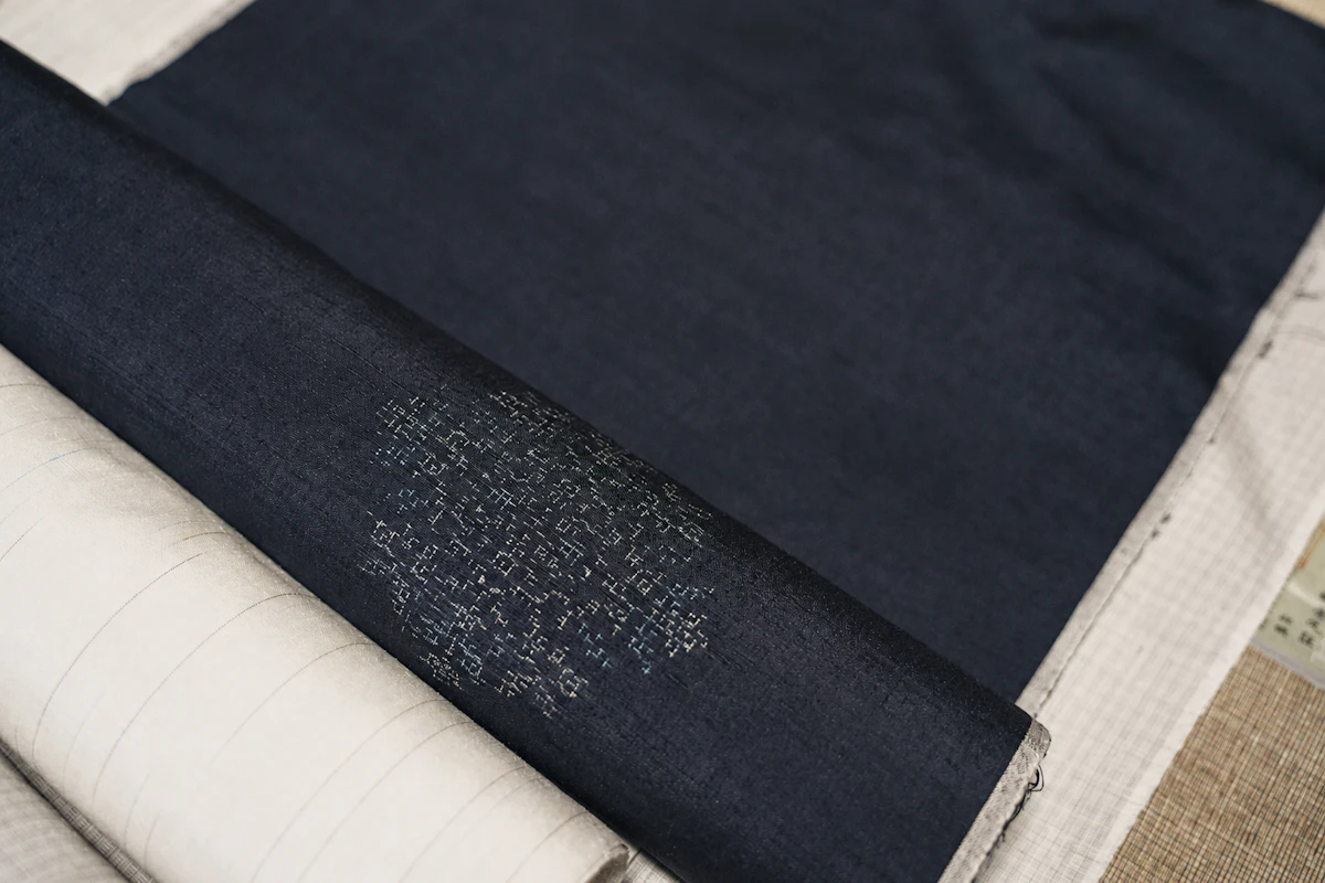 結城紬のデザイン論。「粋」と「渋み」が宿る、文様と色彩の美学 | Artisan